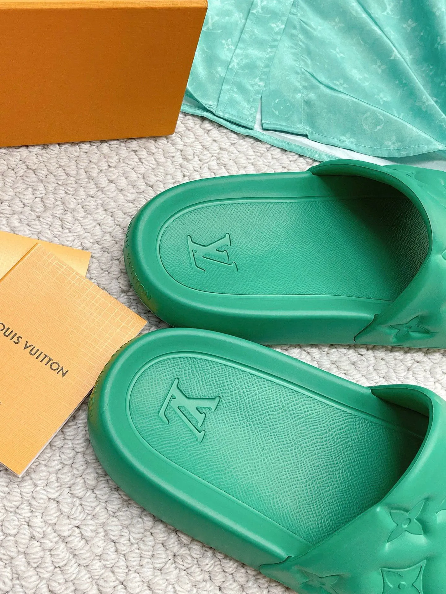 Factory price: 260💰【𝐋𝐕 Slippers】▪️Shoe size: Men's 38-45 ▪️Packaging: Counter top quality~original packaging 𝟐𝟎𝟐3 Louis Vuitton counter's new embossed slippers, L's monogram embossed slippers, Waterfront sandals are back, the upper buckle is embossed with LV's iconic Monogram pattern. Made of waterproof rubber with a comfortable and resilient insole. The lightweight, flexible outsole is embossed with the Louis Vuitton logo. ▪️Fabric: Original molded rubber foam surface ▪️Technology: embossed logo ▪️Sole: Original molded rubber foam outsole ▪️Sole thickness: 3CM.